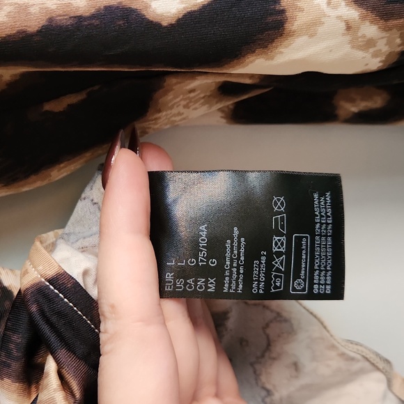 🐆H&M🐆 Leopard print deep V draped bodysuit, size L - Picture 7 of 8